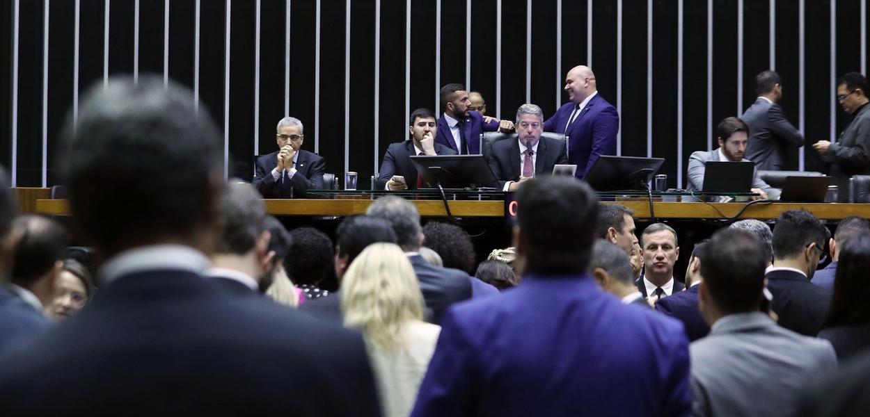 Arthur Lira (o terceiro da esq. para a dir., sentado) na Câmara dos Deputados