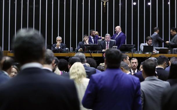 Arthur Lira (o terceiro da esq. para a dir., sentado) na Câmara dos Deputados