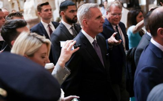 O presidente da Câmara dos EUA, Kevin McCarthy (R-CA), retorna ao seu escritório do plenário da Câmara no Capitólio dos EUA antes de uma votação esperada na Câmara dos Representantes dos EUA sobre um projeto de lei que aumenta o teto da dívida de US$ 31,4 trilhões do governo federal, em Washington, EUA, 31 de maio de 2023