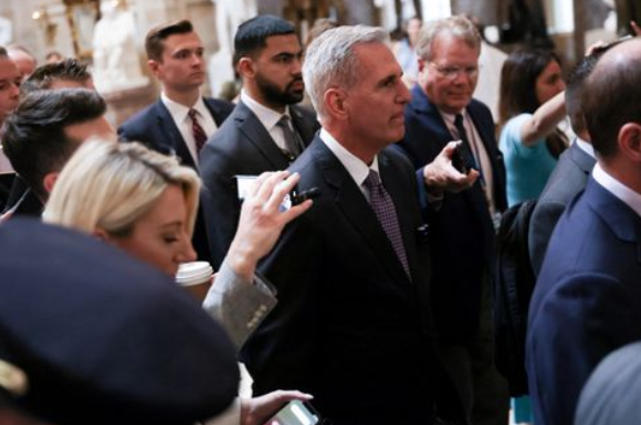 O presidente da Câmara dos EUA, Kevin McCarthy (R-CA), retorna ao seu escritório do plenário da Câmara no Capitólio dos EUA antes de uma votação esperada na Câmara dos Representantes dos EUA sobre um projeto de lei que aumenta o teto da dívida de US$ 31,4 trilhões do governo federal, em Washington, EUA, 31 de maio de 2023