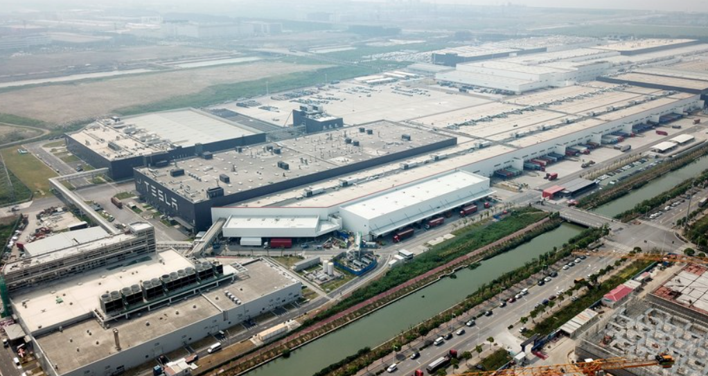 Foto aérea tirada em 20 de agosto de 2022 mostra a Gigafábrica da Tesla na Zona Piloto de Livre Comércio da Área Especial Lin-gang, em Shanghai, no leste da China