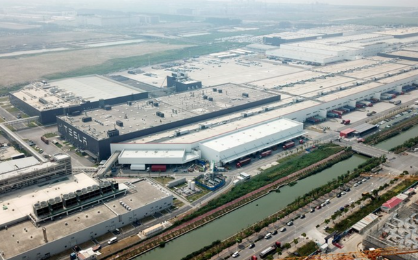 Foto aérea tirada em 20 de agosto de 2022 mostra a Gigafábrica da Tesla na Zona Piloto de Livre Comércio da Área Especial Lin-gang, em Shanghai, no leste da China