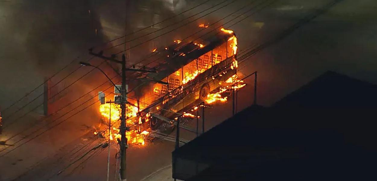 Ônibus são incendiados na baixada fluminense - 02.06.23