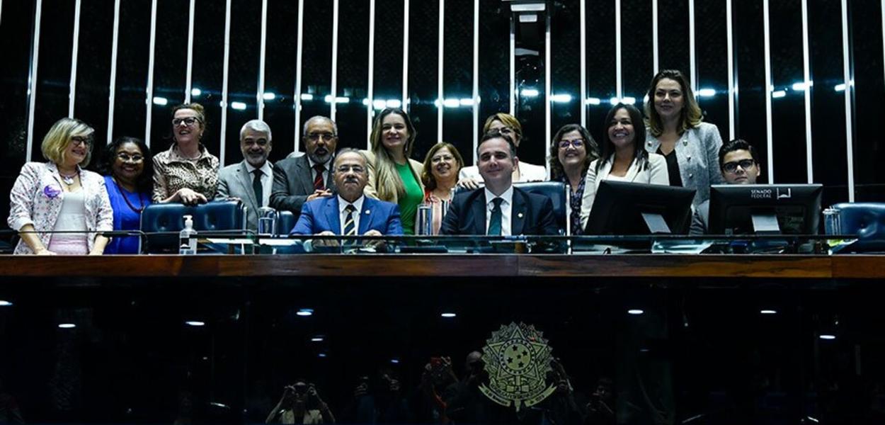 Senadores e sanadoras comemoram na mesa do Senado aprovação da lei sobre igualdade salarial entre homens e mulheres (Foto: Geraldo Magela/ag. Senado) Senadores e sanadoras comemoram na mesa do Senado aprovação da lei sobre igualdade salarial entre homens e mulheres