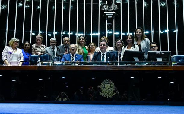 Senadores e sanadoras comemoram na mesa do Senado aprovação da lei sobre igualdade salarial entre homens e mulheres