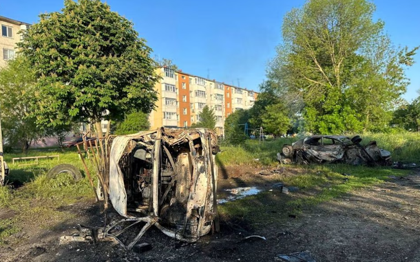 Foto de veículos destruídos na cidade de Chebekino, perto de Belgorod, Rússia