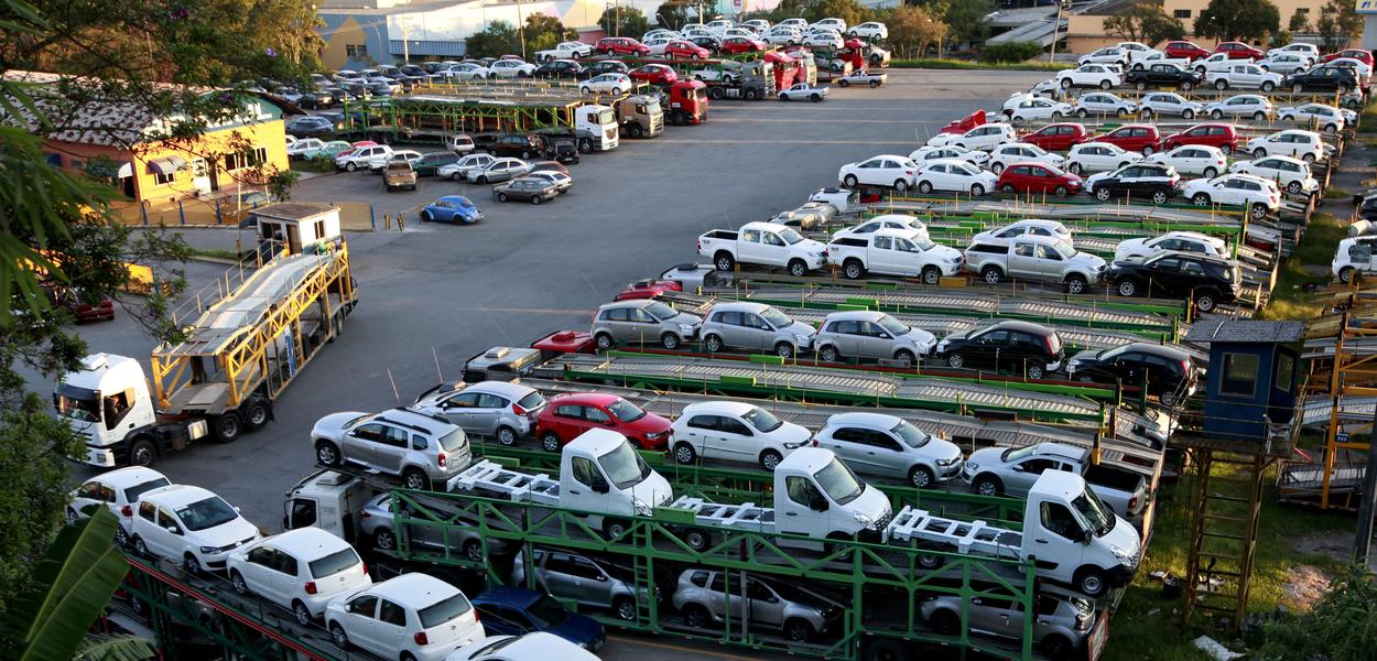 Carros novos são transportados em caminhão em São Bernardo do Campo