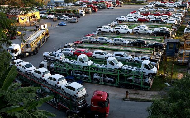 Carros novos são transportados em caminhão em São Bernardo do Campo