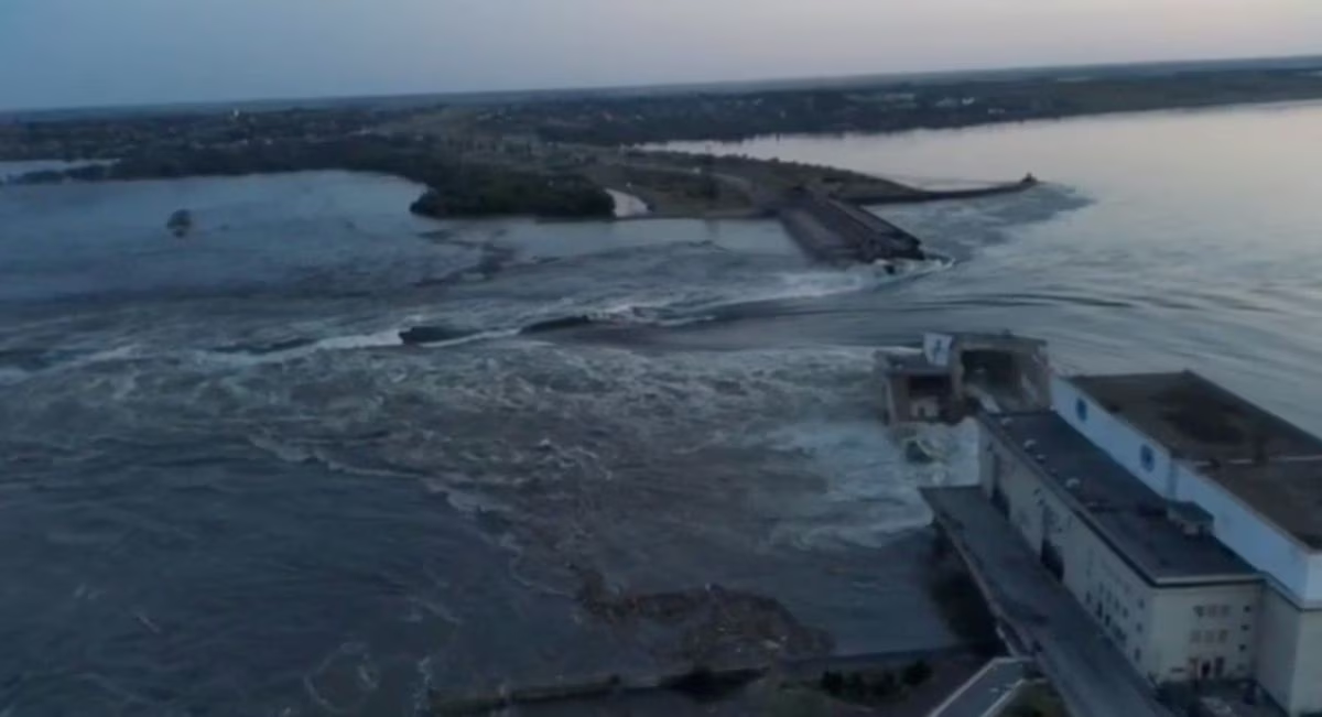 Uma visão geral da barragem de Nova Kakhovka que foi rompida na região de Kherson, Ucrânia em 6 de junho de 2023 nesta captura de tela tirada de um vídeo obtido pela Reuters