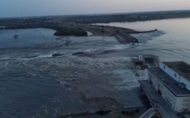 Uma visão geral da barragem de Nova Kakhovka que foi rompida na região de Kherson, Ucrânia em 6 de junho de 2023 nesta captura de tela tirada de um vídeo obtido pela Reuters