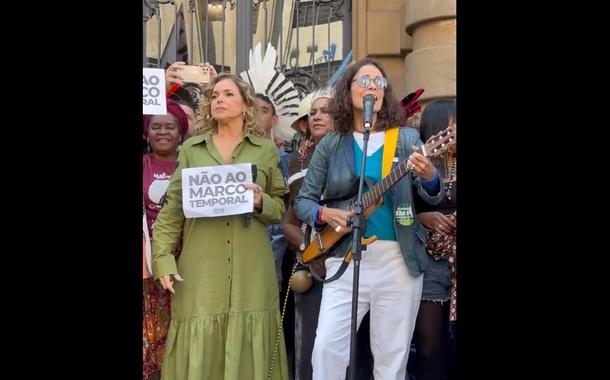 Daniela Mercury (roupa verde) e Zélia Duncan (no microfone) juntas de outros manifestantes em SP