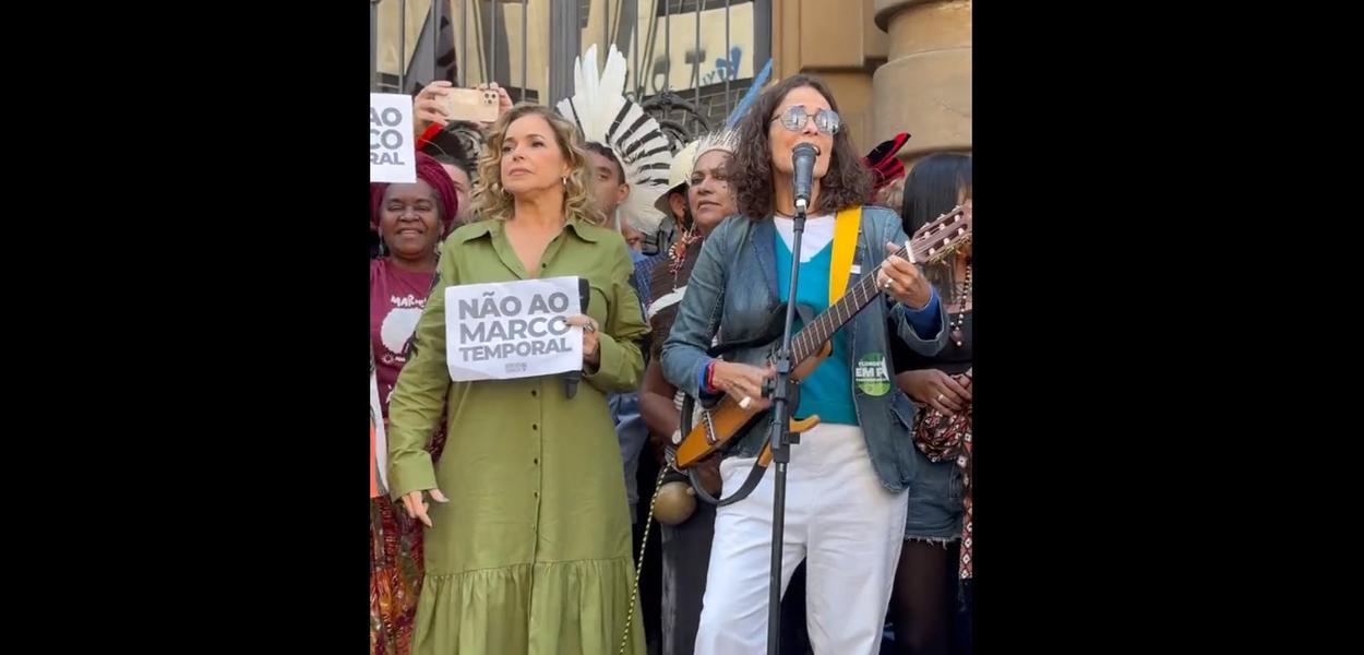 Daniela Mercury (roupa verde) e Zélia Duncan (no microfone) juntas de outros manifestantes em SP