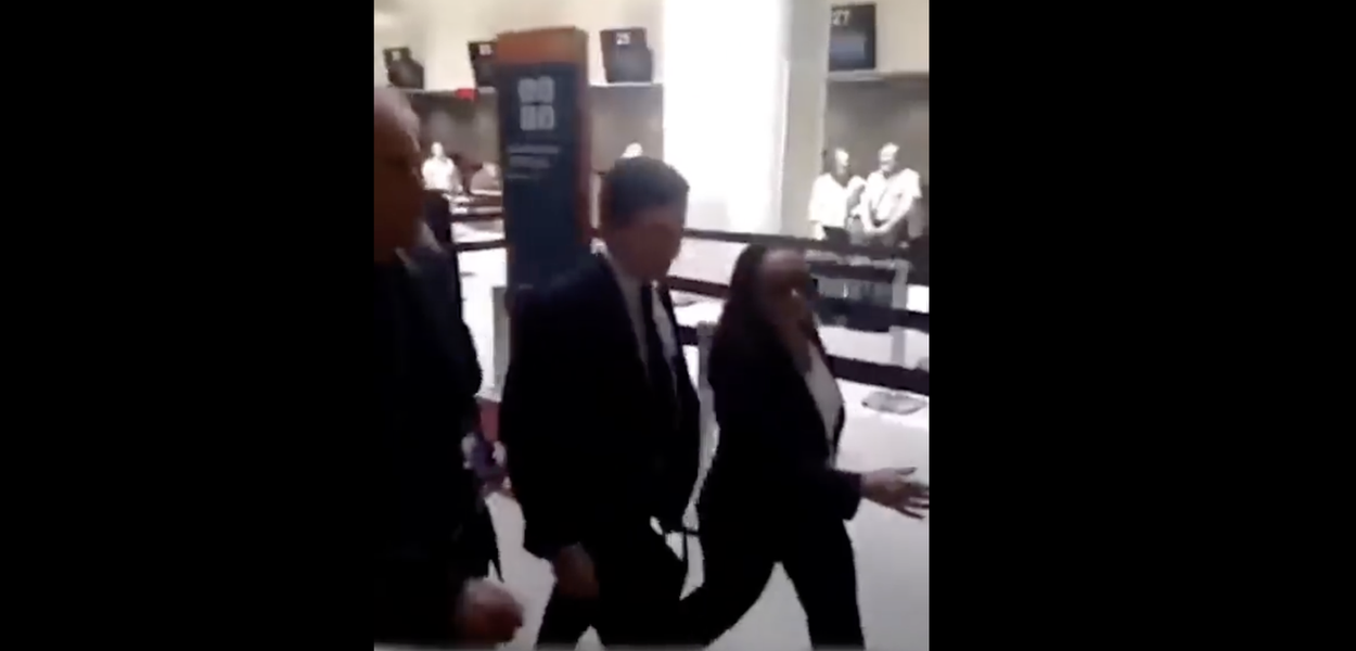 Moro é vaiado em aeroporto (Foto: Reprodução Twitter) Moro é vaiado em aeroporto