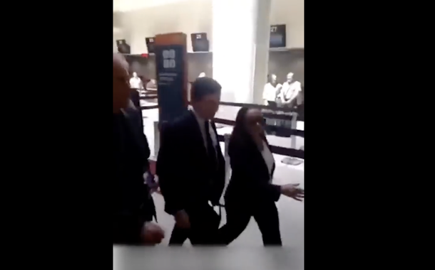 Moro é vaiado em aeroporto