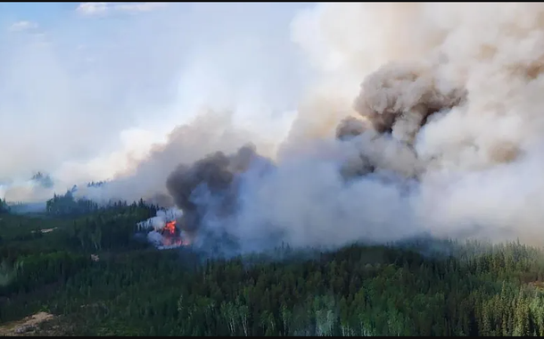 Fumaça acima do perímetro sudeste do incêndio Paskwa perto de Fox Lake, Alberta, Canadá