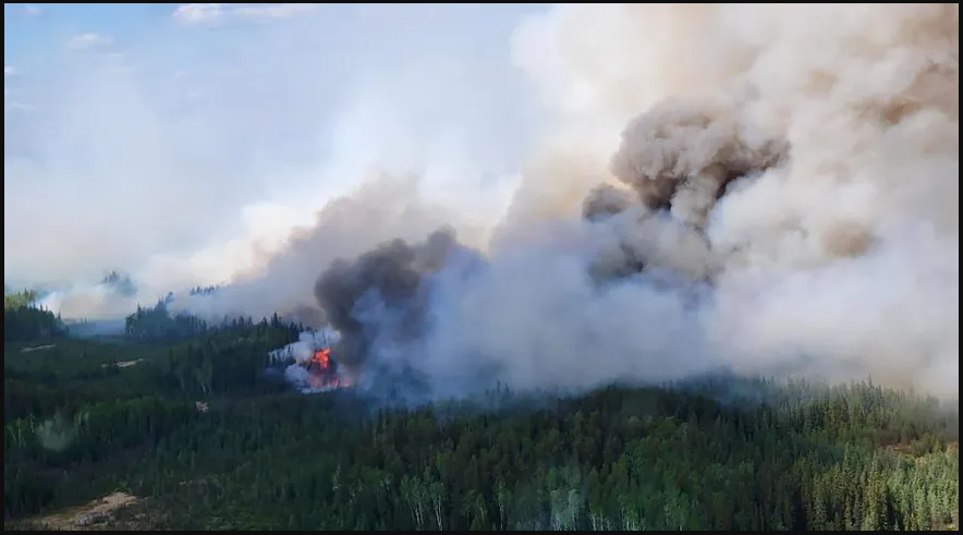 Fumaça acima do perímetro sudeste do incêndio Paskwa perto de Fox Lake, Alberta, Canadá