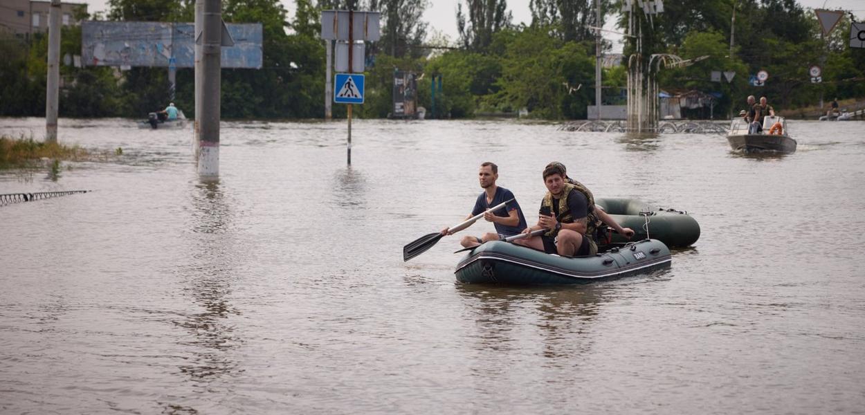 Inundações causadas pela explosão da usina hidrelétrica de Kakhovka na região de Kherson