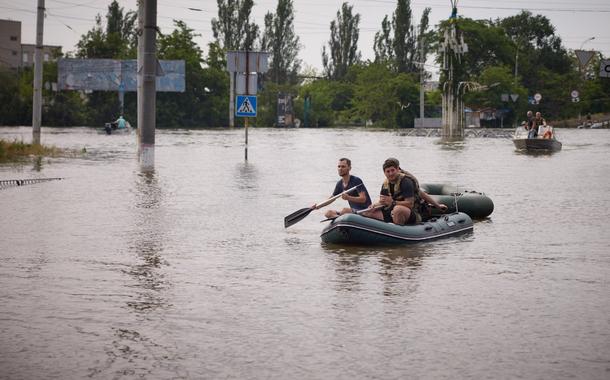 Inundações causadas pela explosão da usina hidrelétrica de Kakhovka na região de Kherson