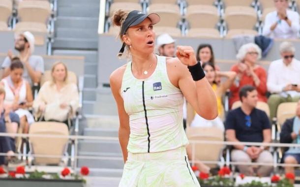 A brasileira Beatriz Haddad Maia durante jogo contra a polonesa Iga Swiatek, que a eliminou do torneio de Roland-Garros.