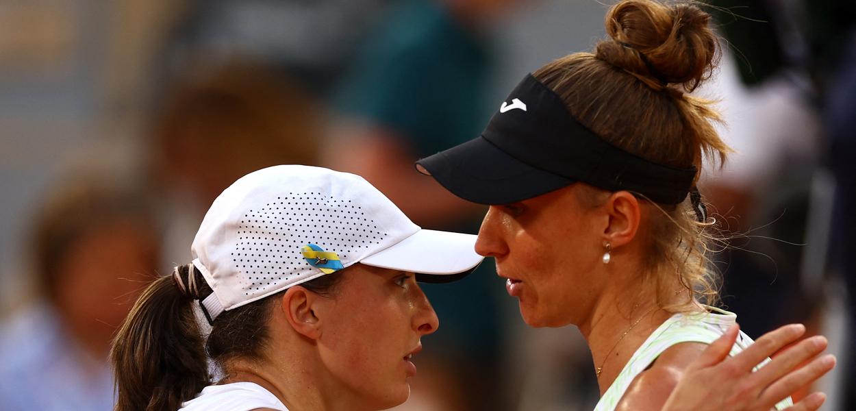 Iga Swiatek cumprimenta Bia Haddad após vencer semifinal de Roland Garros