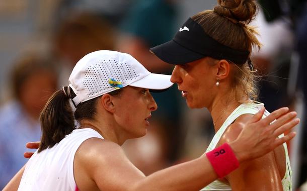 Iga Swiatek cumprimenta Bia Haddad após vencer semifinal de Roland Garros