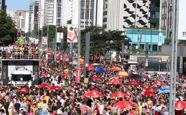 Parada do Orgulho LGBT chega à 27ª edição  e reúne milhares de pessoas na Avenida Paulista