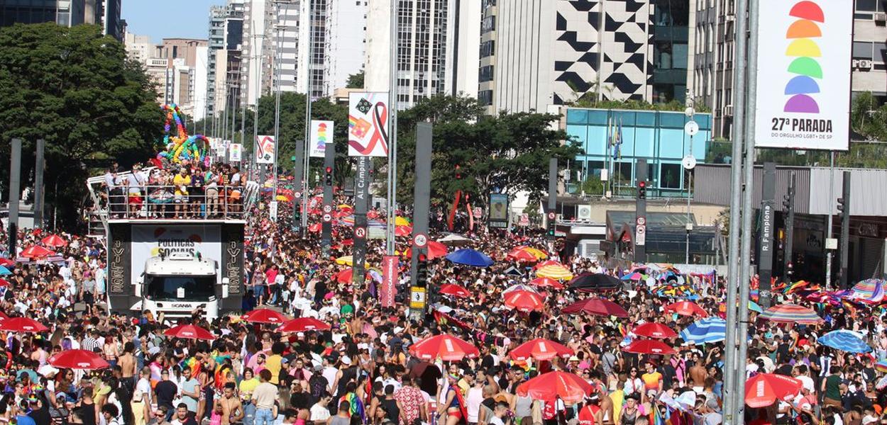 Parada do Orgulho LGBT chega à 27ª edição  e reúne milhares de pessoas na Avenida Paulista