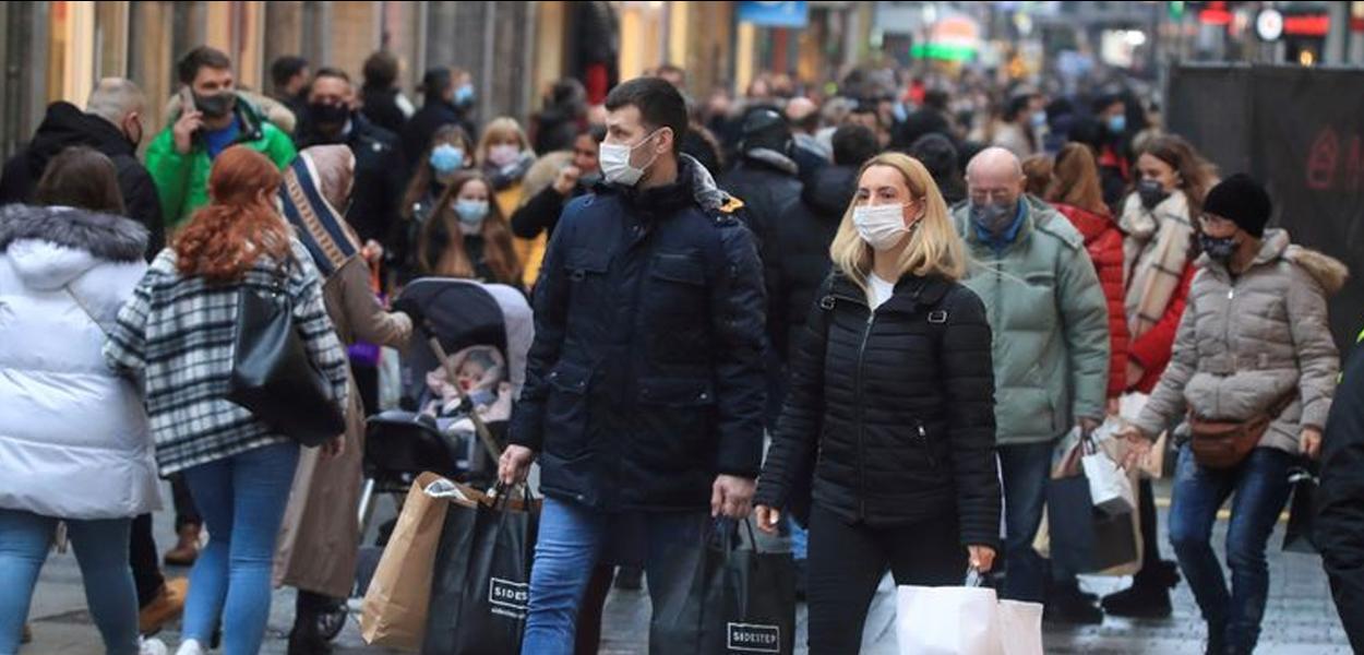 Pessoas caminham em rua de Berlim, na Alemanha