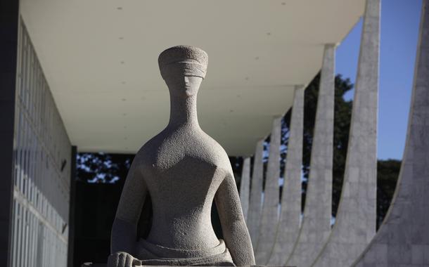 Estátua da Justiça no prédio do STF em Brasília - 21/04/2010