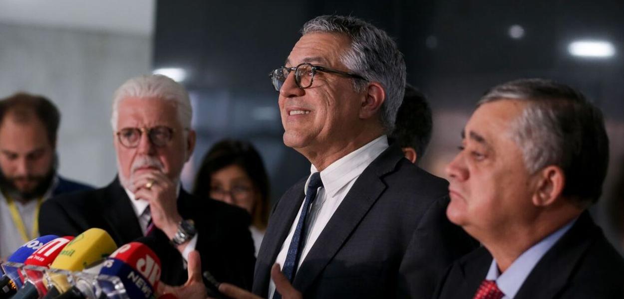 Alexandre Padilha, entre os líderes do governo no Senado (Jaques Wagner) e na Câmara (José Guimarães)