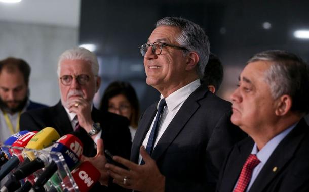 Alexandre Padilha, entre os líderes do governo no Senado (Jaques Wagner) e na Câmara (José Guimarães)