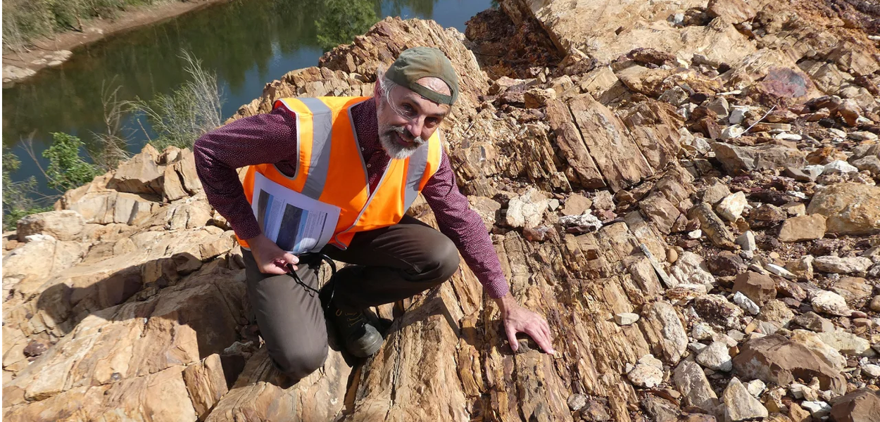 O professor Jochen Brocks inspecionou sedimentos de 1,64 bilhão de anos em busca de moléculas da biota protoesteróis em Barney Creek, norte da Austrália.