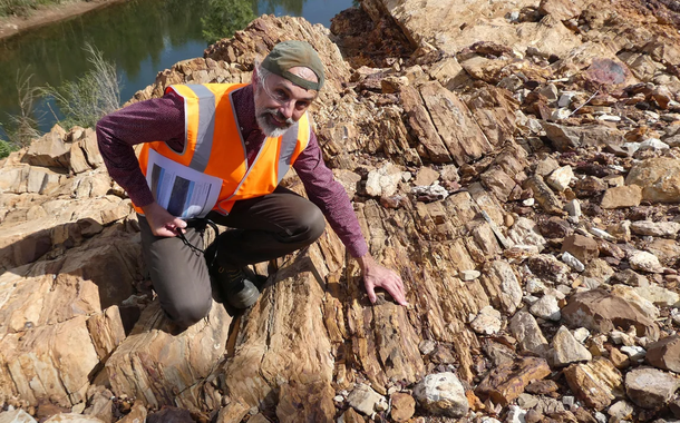 O professor Jochen Brocks inspecionou sedimentos de 1,64 bilhão de anos em busca de moléculas da biota protoesteróis em Barney Creek, norte da Austrália.