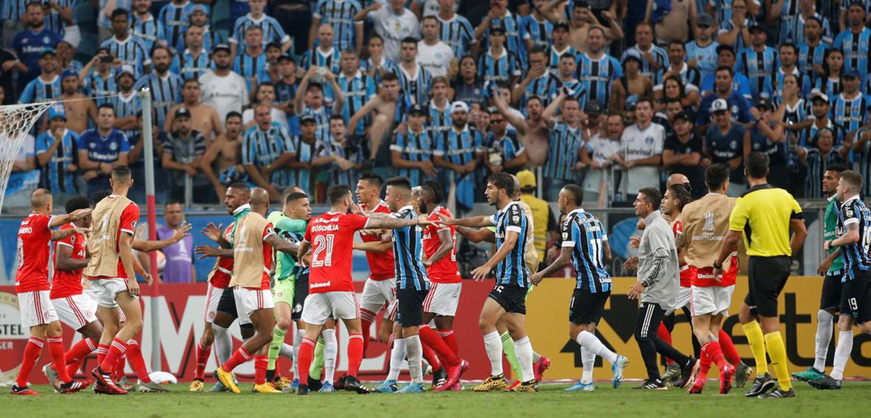 Jogo entre Grêmio e Internacional na Arena do Grêmio