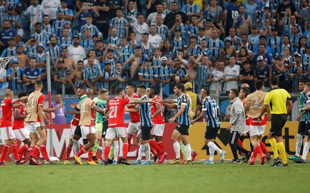 Jogo entre Grêmio e Internacional na Arena do Grêmio