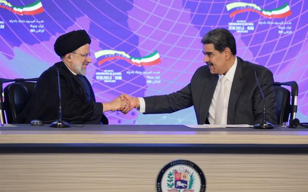 Ebrahim Raisi e Nicolás Maduro