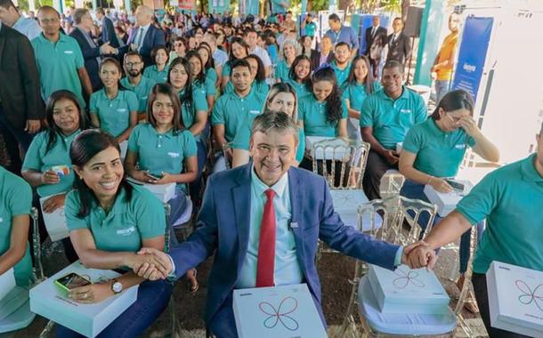 Ministro Wellington Dias com pessoas inscritas no CadUnico que foram contratadas pela empresa Equatorial