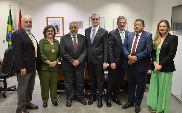 Advogado Cristiano Zanin se reúne com senadores