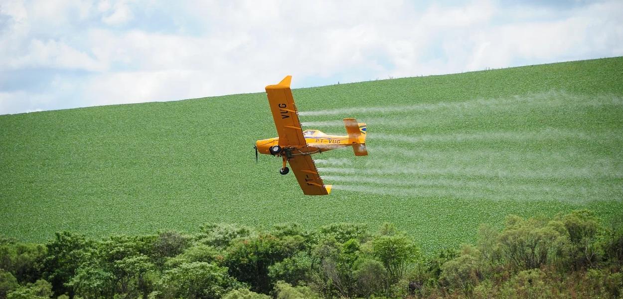 Os danos da pulverização aérea à saúde e ao meio ambiente são causados pelas chamadas “chuvas de veneno”