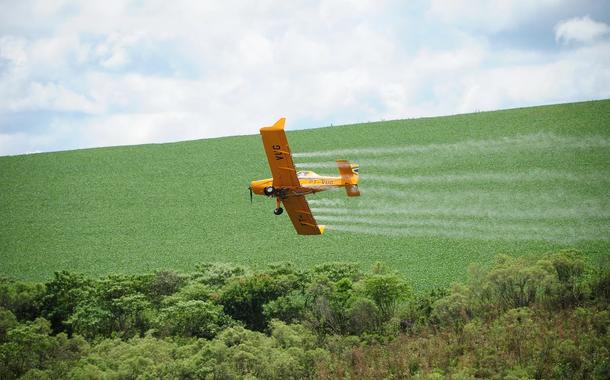 Os danos da pulverização aérea à saúde e ao meio ambiente são causados pelas chamadas “chuvas de veneno”