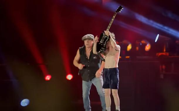 Brian Johnson (com microfone) e Angus Young