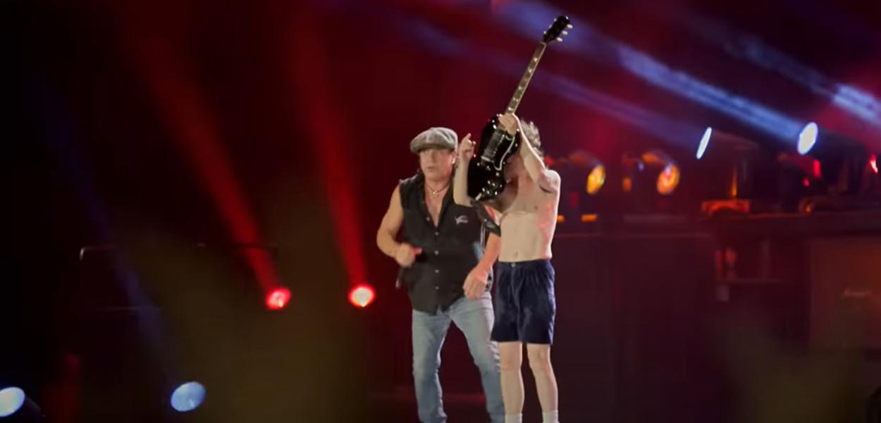 Brian Johnson (com microfone) e Angus Young