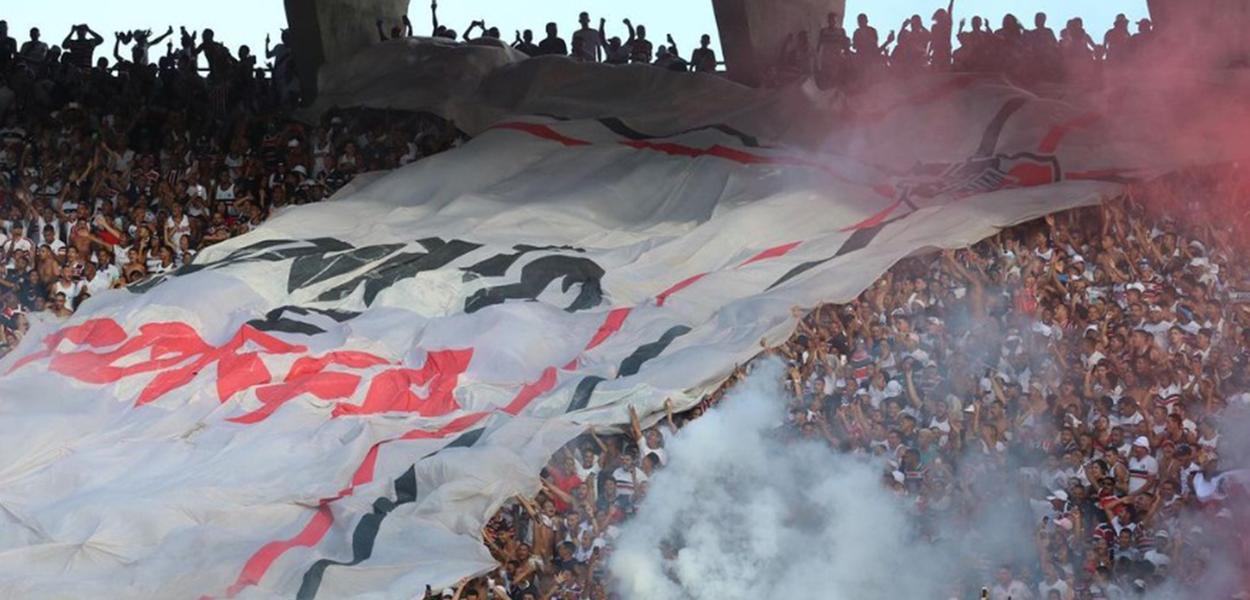 Torcida organizada Inferno Coral no estádio do Arruda