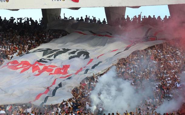 Torcida organizada Inferno Coral no estádio do Arruda