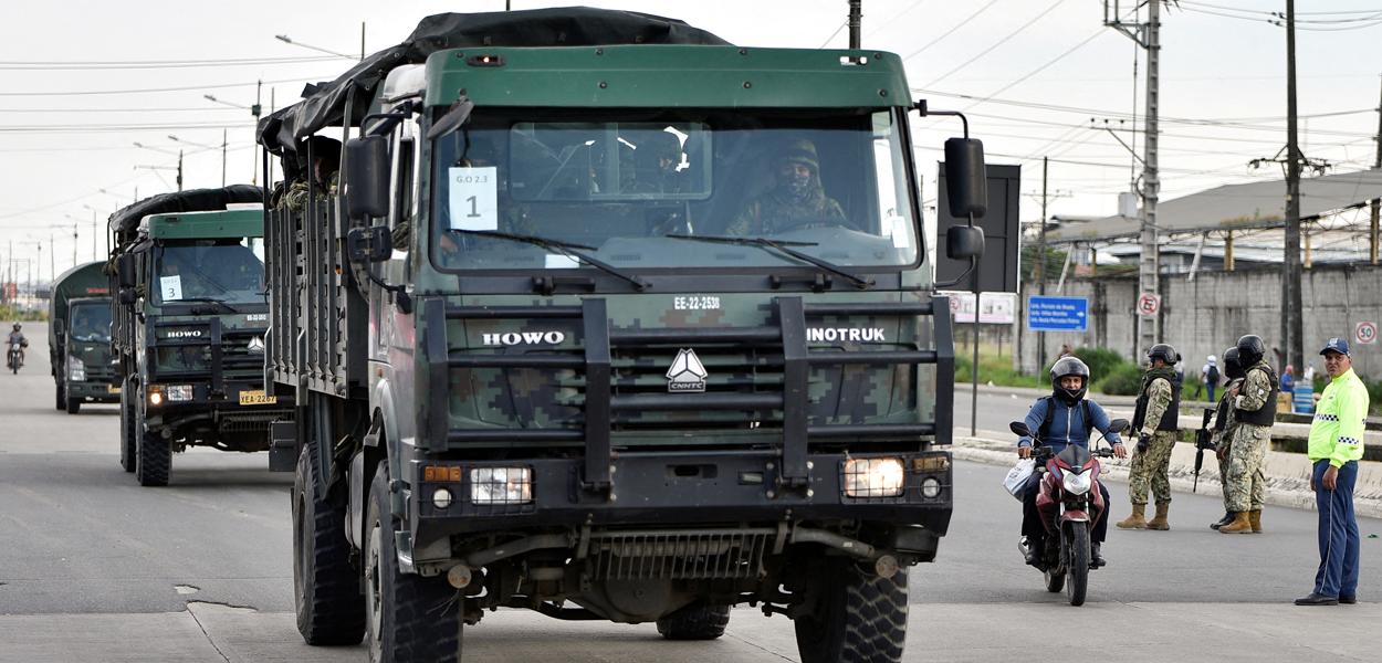 Agentes de segurança chegam à Penitenciária do Litoral após um motim, em Guayaquil, Equador, em 14 de abril de 2023. (Foto: VICENTE GAIBOR DEL PINO/REUTERS) Agentes de segurança chegam à Penitenciária do Litoral após um motim, em Guayaquil, Equador, em 14 de abril de 2023.