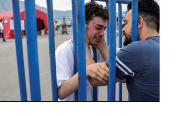 O sobrevivente sírio do barco afundado, Muhammad, chora durante seu reencontro com seu irmão Fadi no porto grego de Kalamata