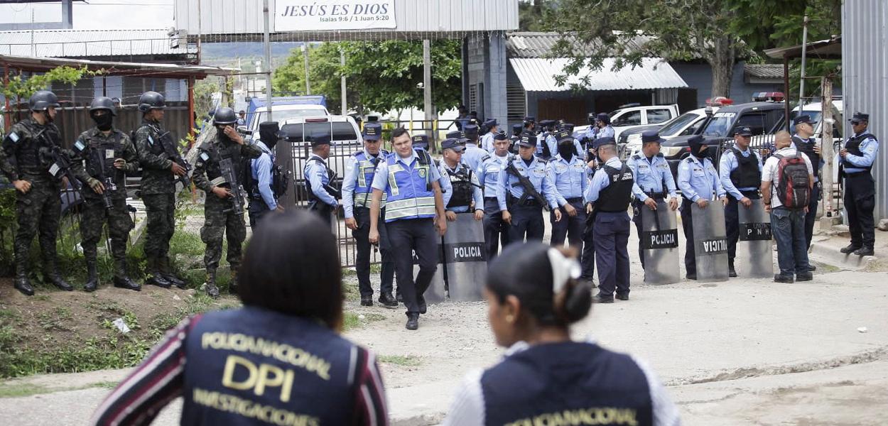 Forças de segurança operam do lado de fora da prisão feminina do Cefas após um motim mortal em Tamara, nos arredores de Tegucigalpa, Honduras, em 20 de junho de 2023 (Foto: REUTERS/Fredy Rodriguez) Forças de segurança operam do lado de fora da prisão feminina do Cefas após um motim mortal em Tamara, nos arredores de Tegucigalpa, Honduras, em 20 de junho de 2023