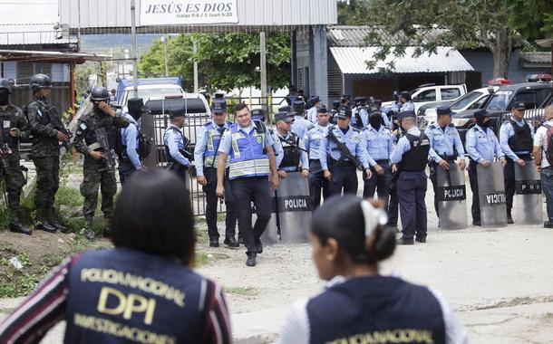 Forças de segurança operam do lado de fora da prisão feminina do Cefas após um motim mortal em Tamara, nos arredores de Tegucigalpa, Honduras, em 20 de junho de 2023