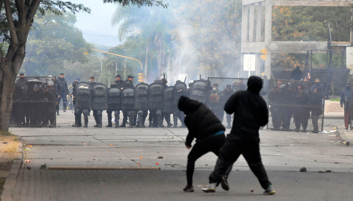 Mais de 40 feridos, um gravemente por traumatismo craniano, e cerca de 17 detidos foi o saldo das quase quatro horas de repressão que a Polícia de Jujuy manteve sobre os manifestantes que protestam contra a reforma da Constituição provincial, que foi aprovada e juramentada pelo Legislativo local (Foto: Télam) Mais de 40 feridos, um gravemente por traumatismo craniano, e cerca de 17 detidos foi o saldo das quase quatro horas de repressão que a Polícia de Jujuy manteve sobre os manifestantes que protestam contra a reforma da Constituição provincial, que foi aprovada e juramentada pelo Legislativo local