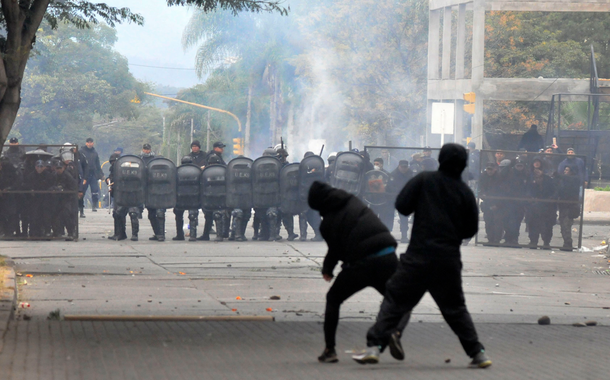 Mais de 40 feridos, um gravemente por traumatismo craniano, e cerca de 17 detidos foi o saldo das quase quatro horas de repressão que a Polícia de Jujuy manteve sobre os manifestantes que protestam contra a reforma da Constituição provincial, que foi aprovada e juramentada pelo Legislativo local